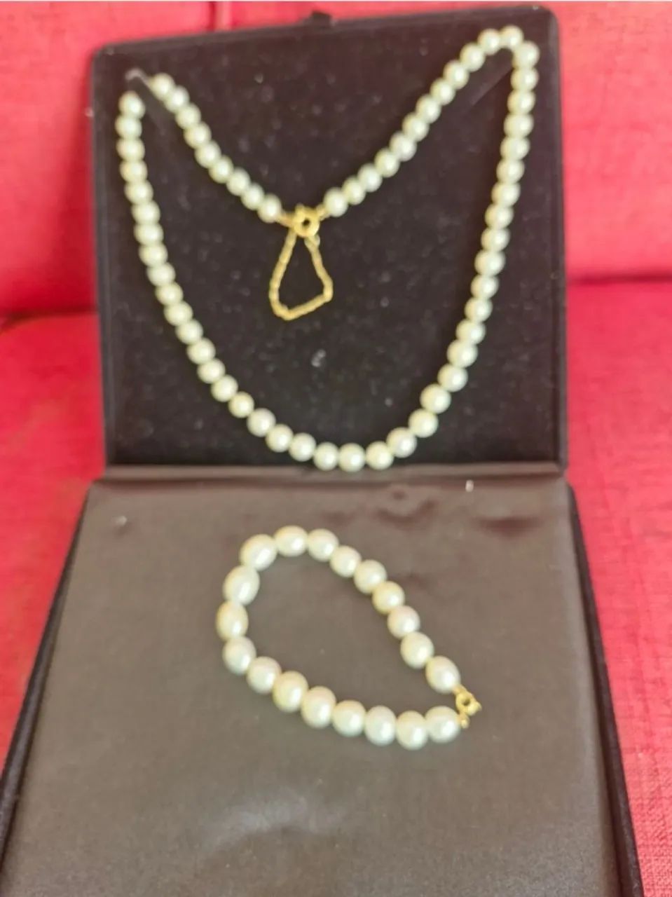 Colar de pérolas e ouro, e pulseira em ouro