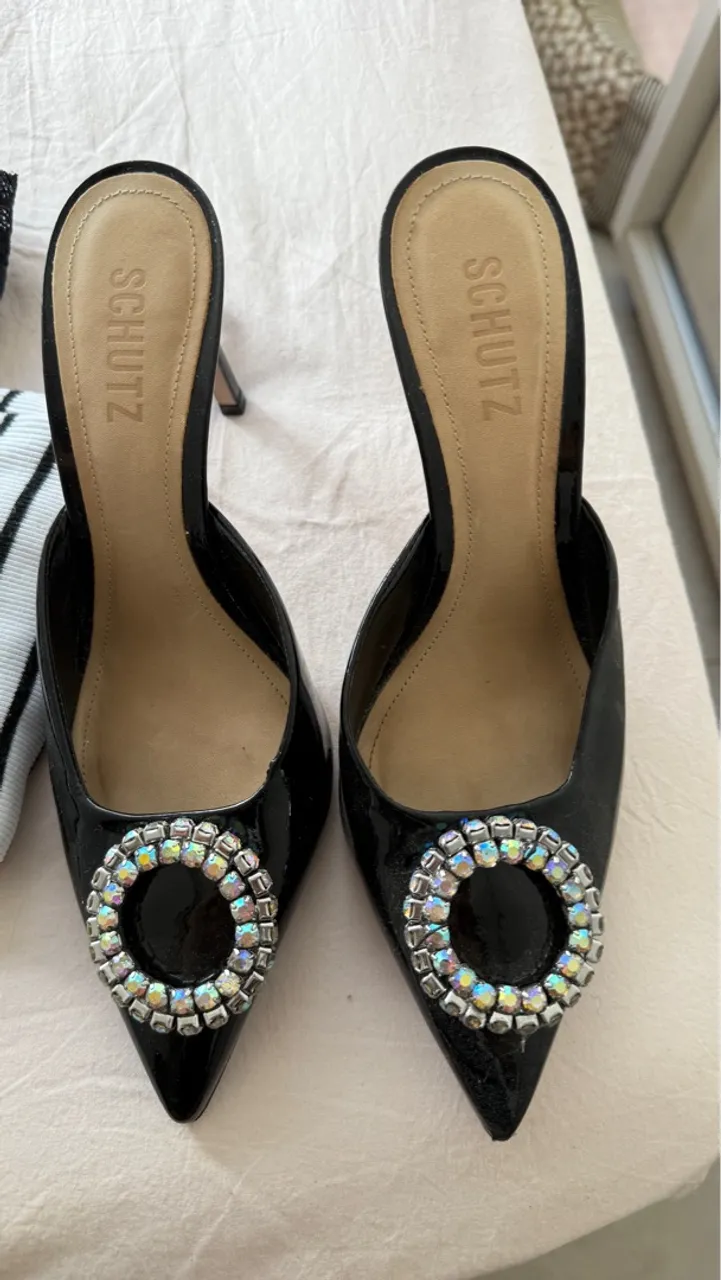 Sandália Schutz Preta com Detalhe em Strass