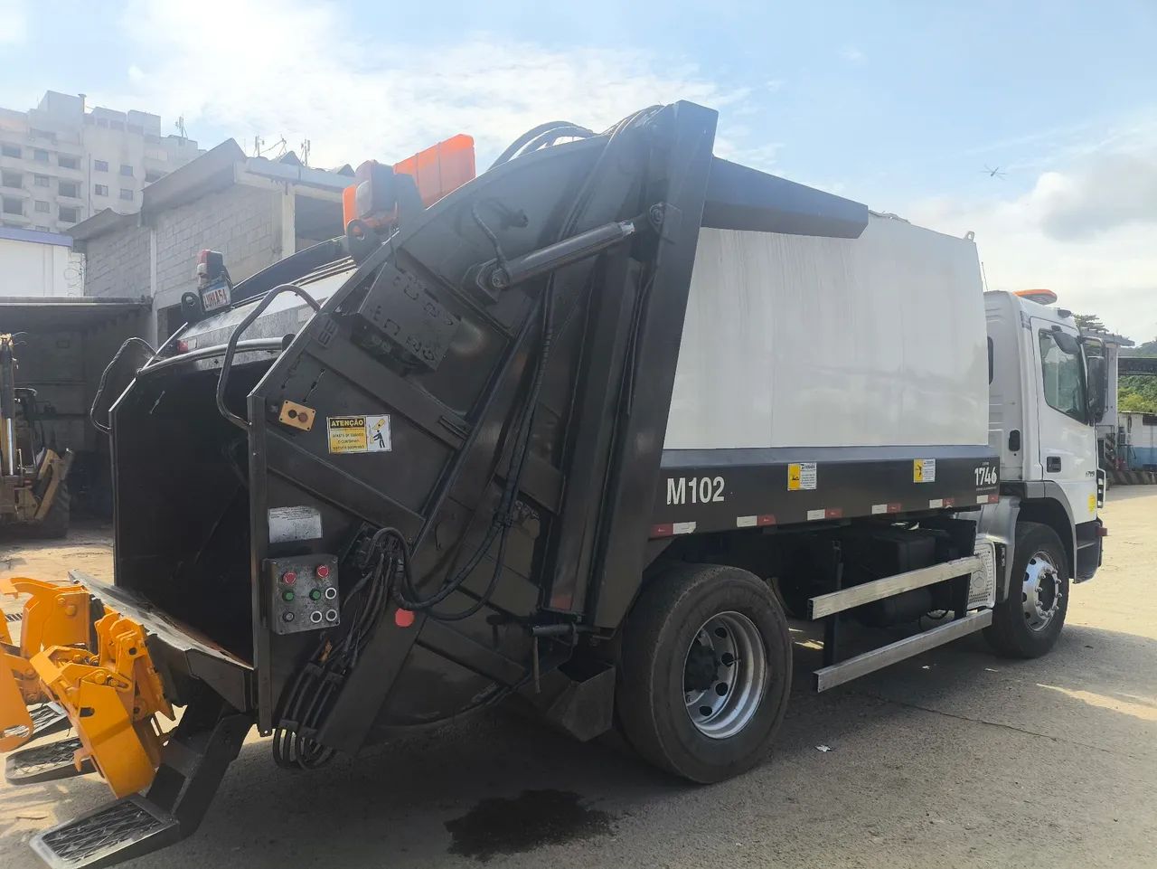 Caminhão compactador MB1719 toco - Foto 5