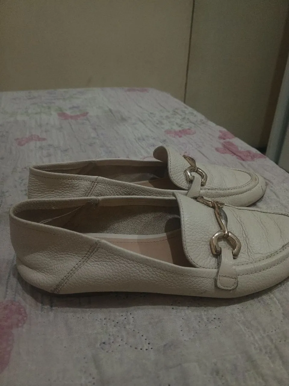 Sapatilha feminina bege com fivela