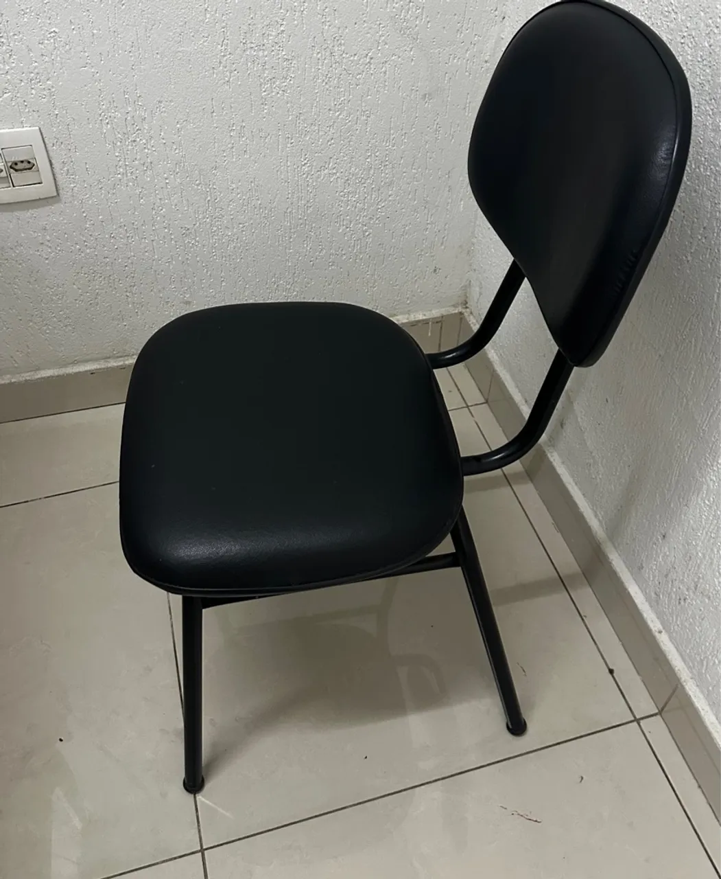 Cadeira de Escritório Simples e Confortável