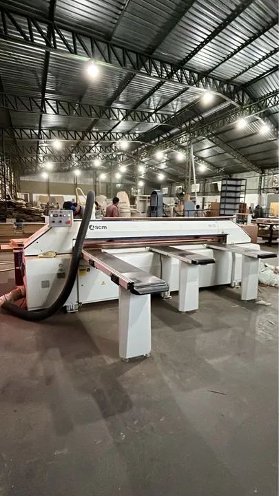 Seccionadora SCM para fábrica de móveis . 