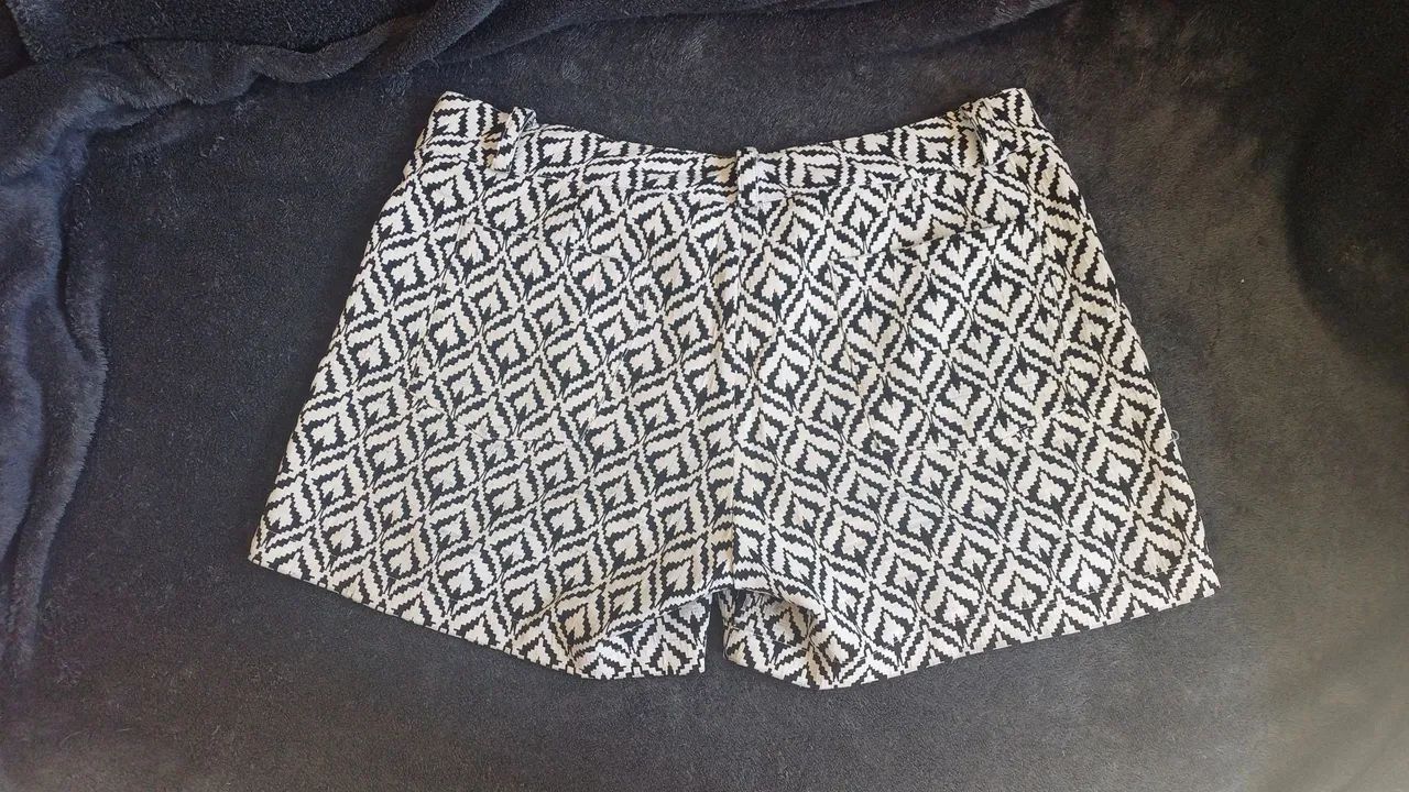 Shorts estampado geométrico P&B - Foto 2