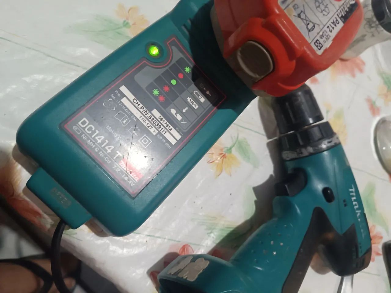 Parafusadeira/Furadeira Makita 12V - Usada<br>Bateria viciada - - Foto 2