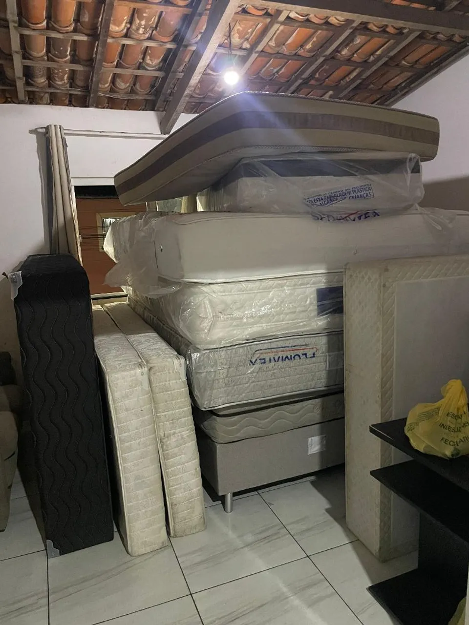 Conjunto de Colchões e Camas