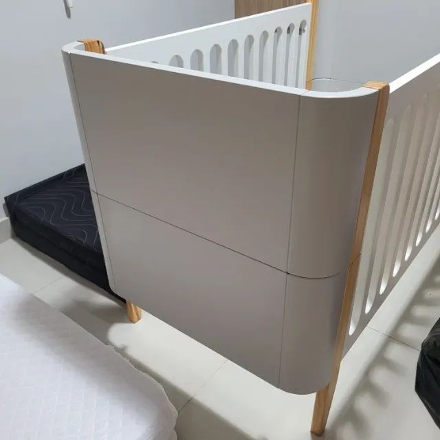 Berço Evolutivo Bo 3 em 1 Cinza Grades Brancas Pés Jequitibá - Foto 2