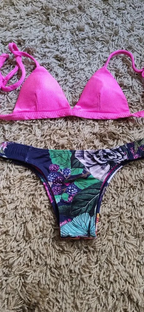 Biquíni rosa e floral