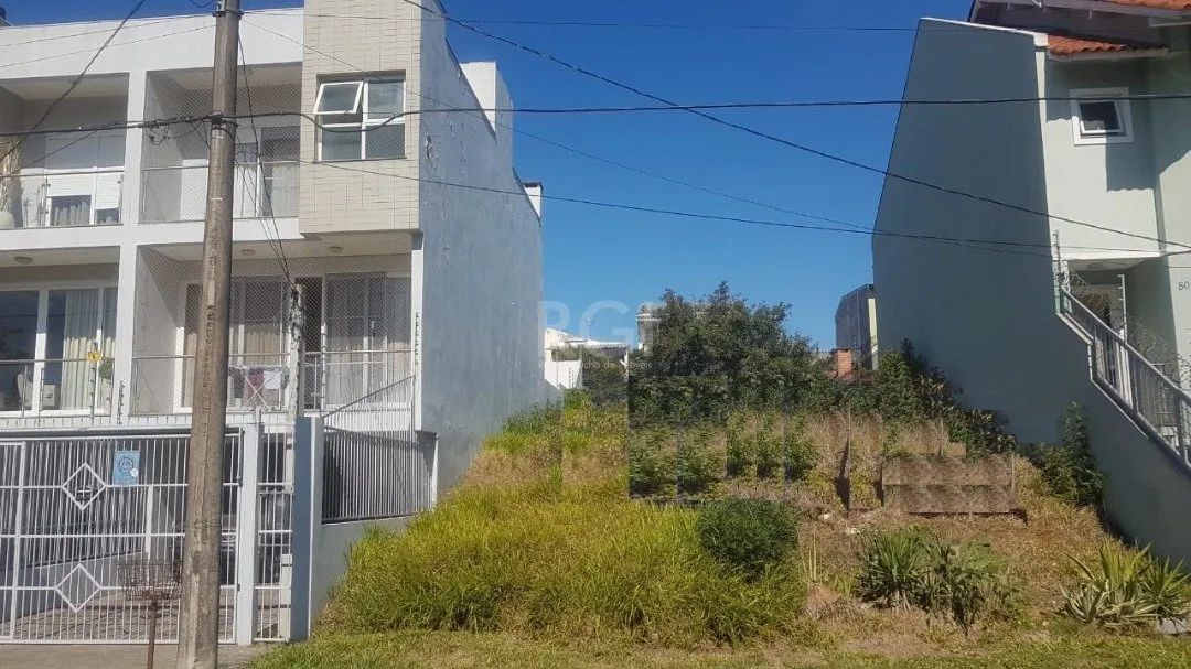 Terreno com dimensões de 10 x 30= 300m², murado dos dois lados.Em frente a uma praça. A ru - Foto 3