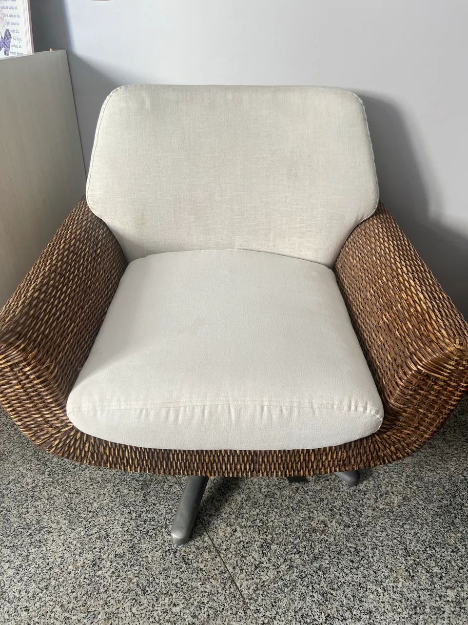 Conjunto de poltronas na cor off c/ braços empalhados - Foto 4