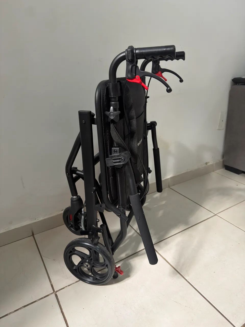 Cadeira de rodas - dobrável e compacta  - Foto 2