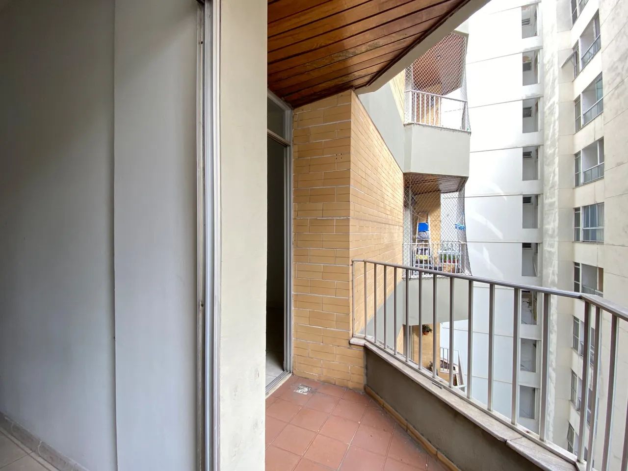 Quarto e sala com varanda no Centro para locação - Foto 4