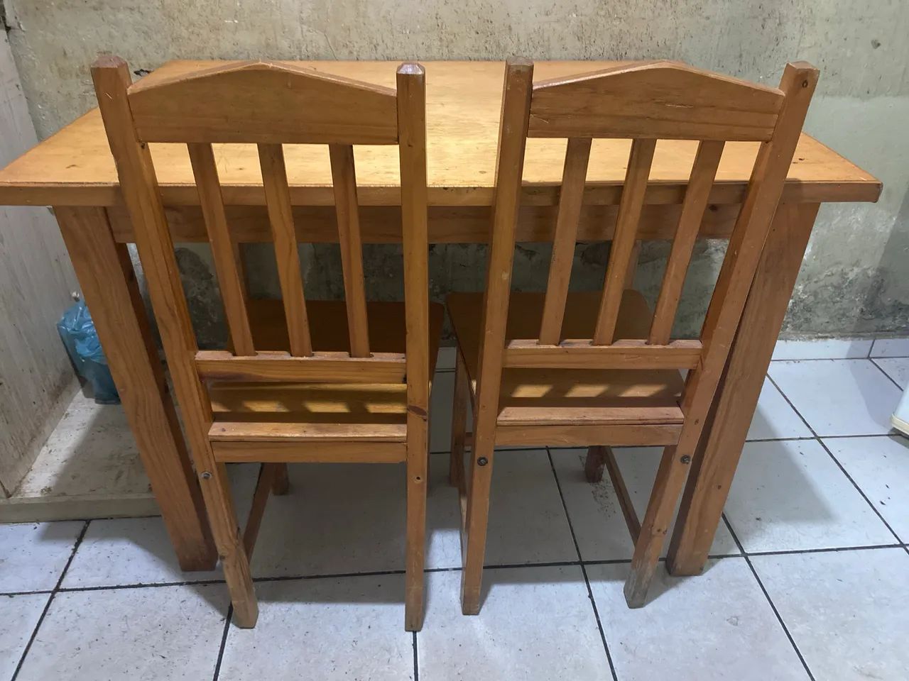 Mesa de madeira com 2 cadeiras - Foto 2