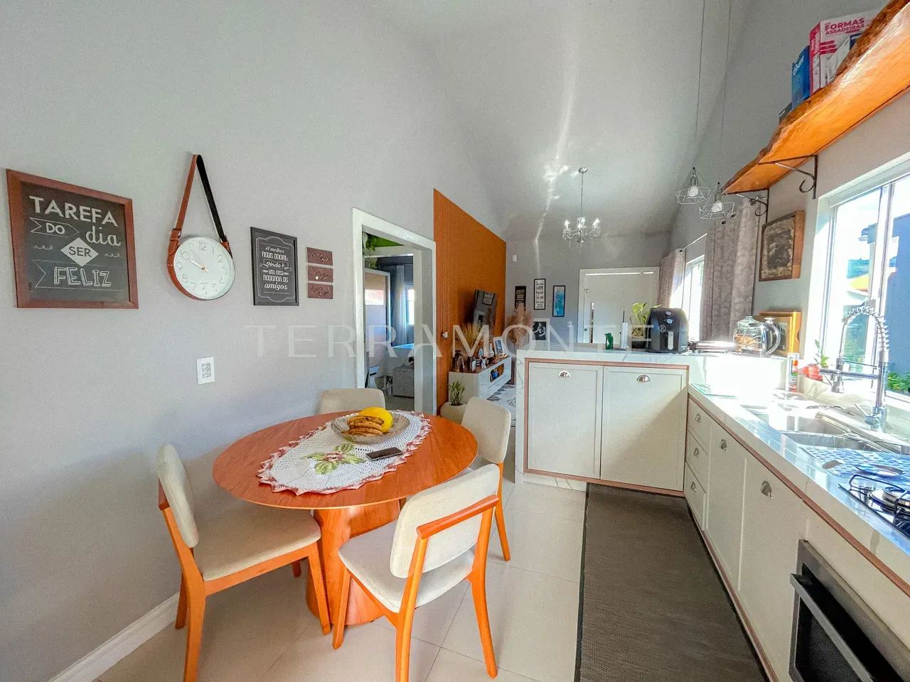 Casa mobiliada com 105 m² e edícula em terreno de 474 m²