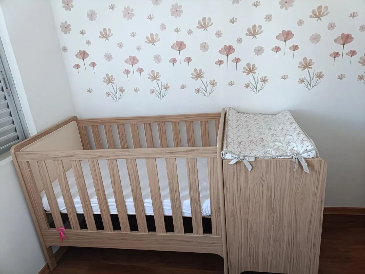 Berço MDF amadeirado com detalhe em palhinha - Foto 4