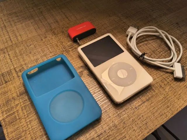 iPod Classic 5ª geração - 128gb - bateria nova - adaptador