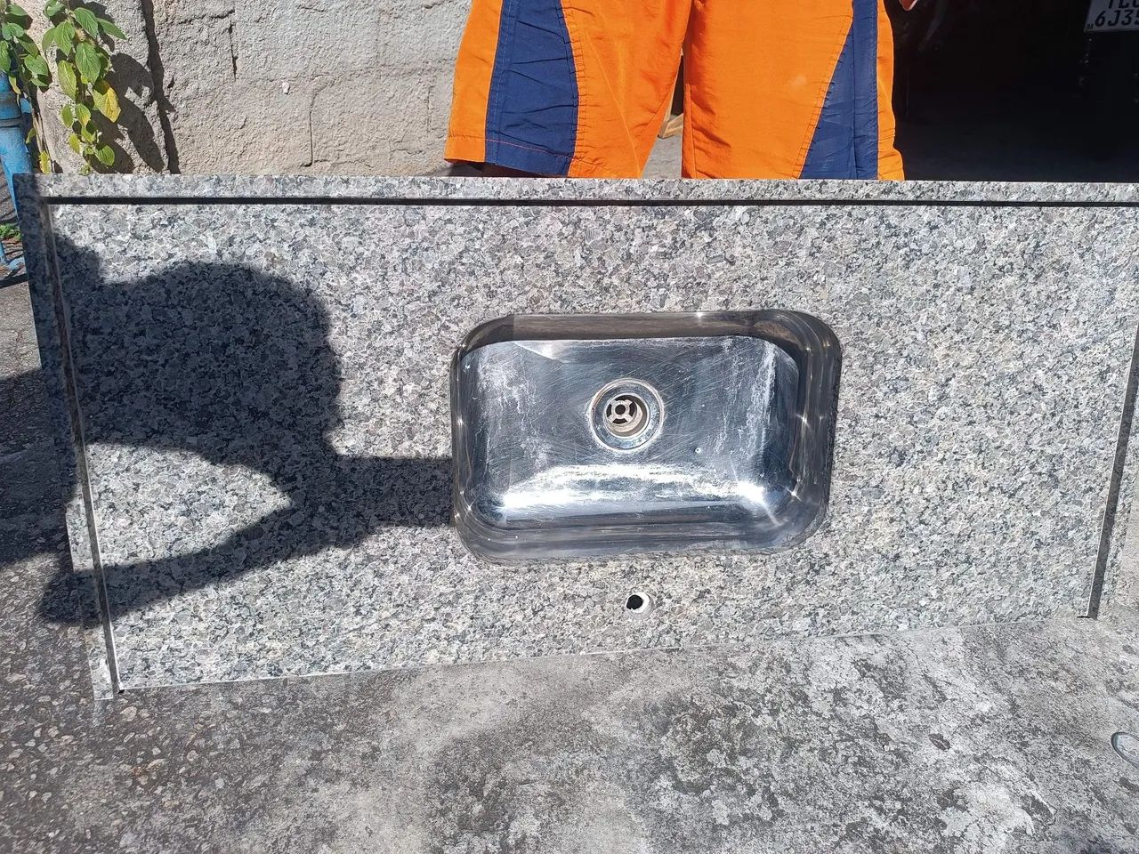 Pia de granito com cuba e torneira  - Foto 3