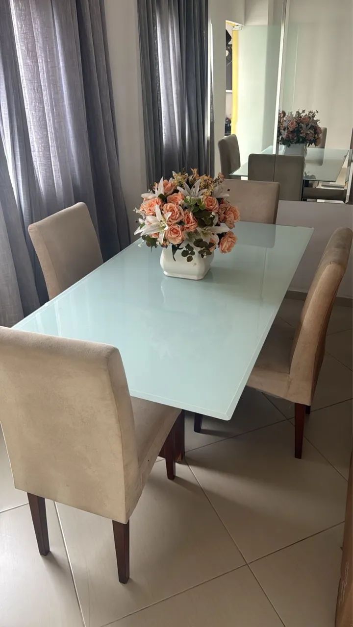 Mesa de vidro com as cadeiras