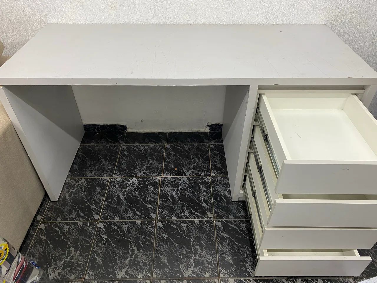 MESA COM GAVETAS