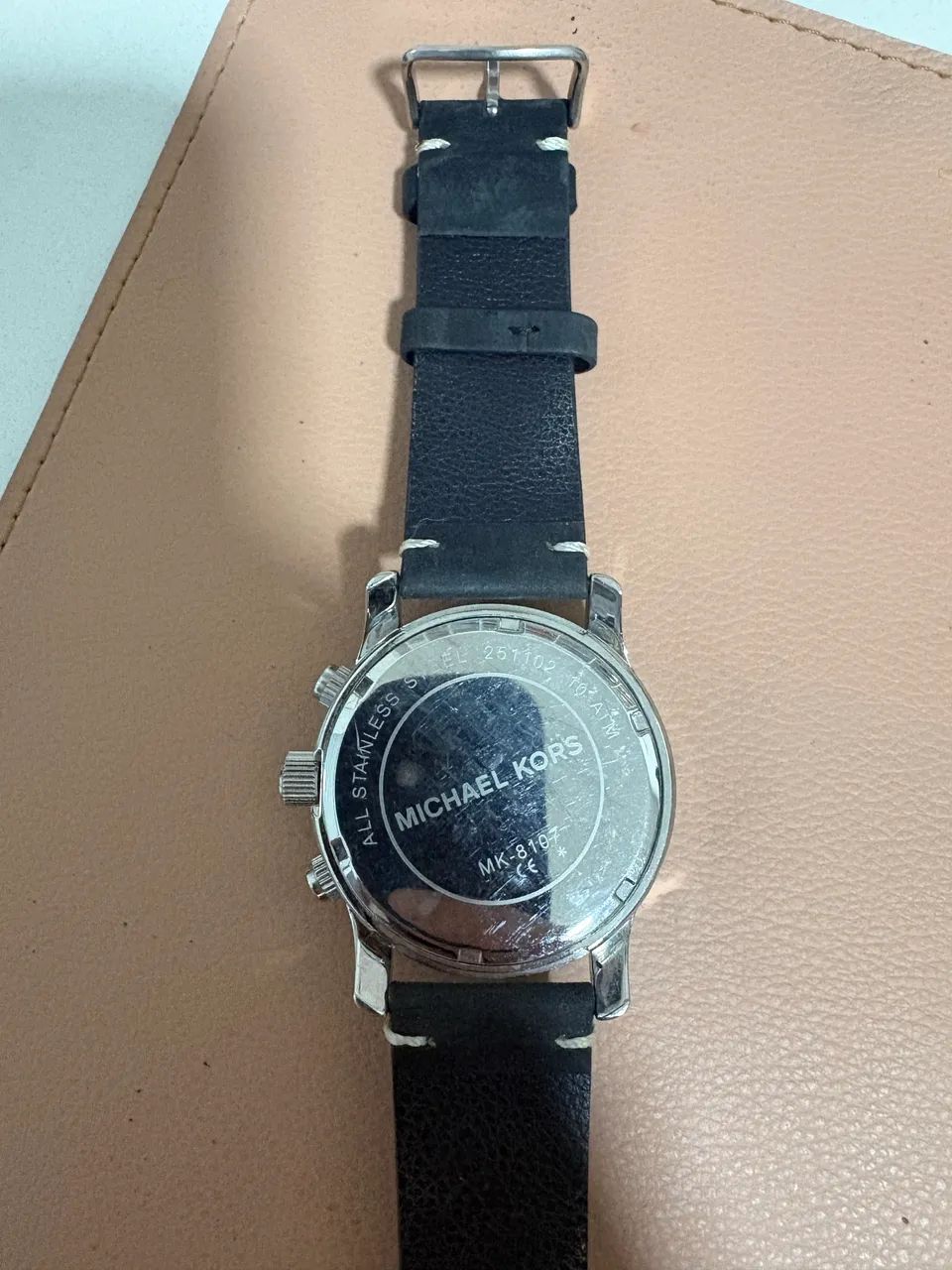 Relógio Michael Kors MK8107 com pulseira de couro preta - Foto 3