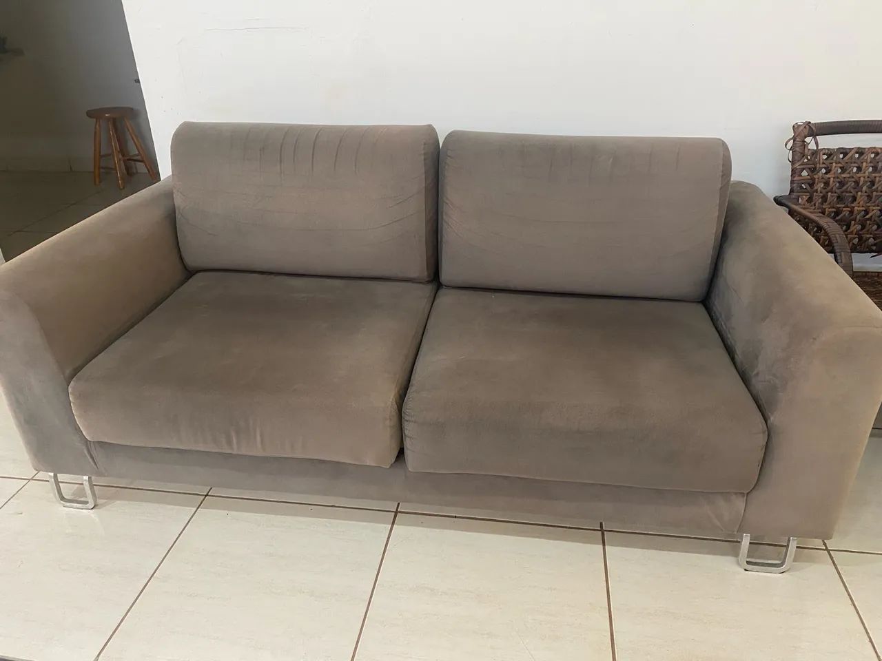 Sofá dois lugares, com um lado retrátil 