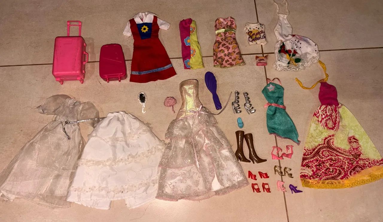 Lote de roupas, sapatos e acessórios da Barbie vintage