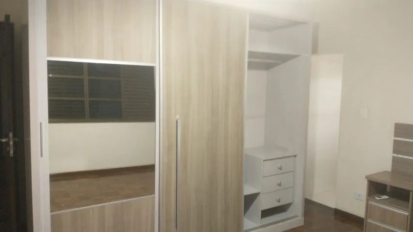 vende-se roupeiro, comoda e mesa de jantar com 4 cadeiras de madeira - Foto 5