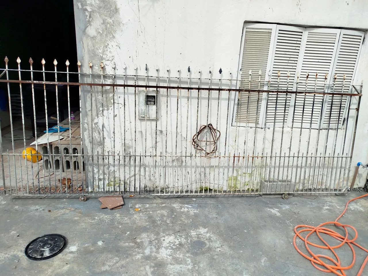 Vendo portão de aço antigo 