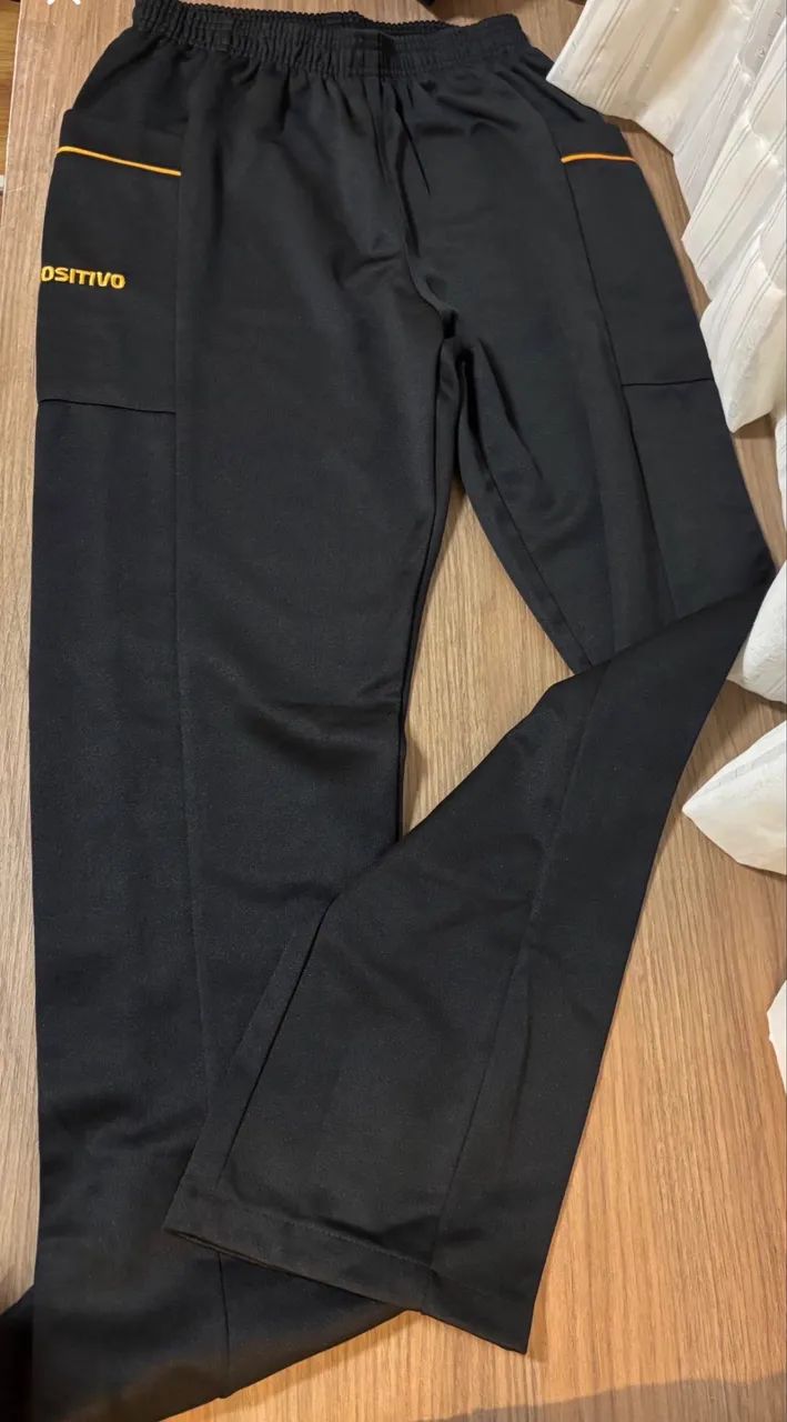 Uniformes Positivo - kit com calça nova, moletons e mais itens usados
