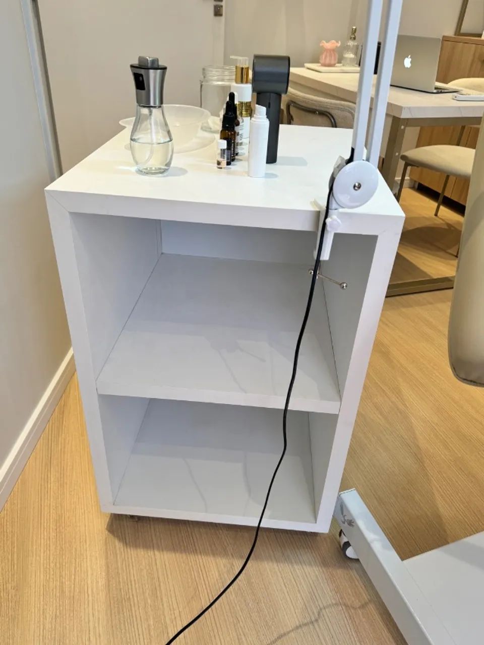 Carrinho auxiliar em MDF, perfeito para estética!