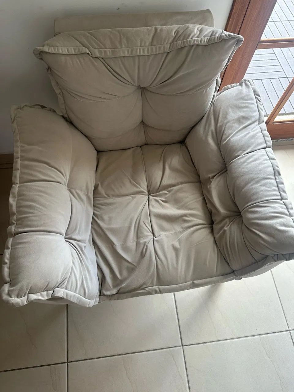 Poltrona Estofada cor creme com Pés de Madeira - Confortável - Foto 2