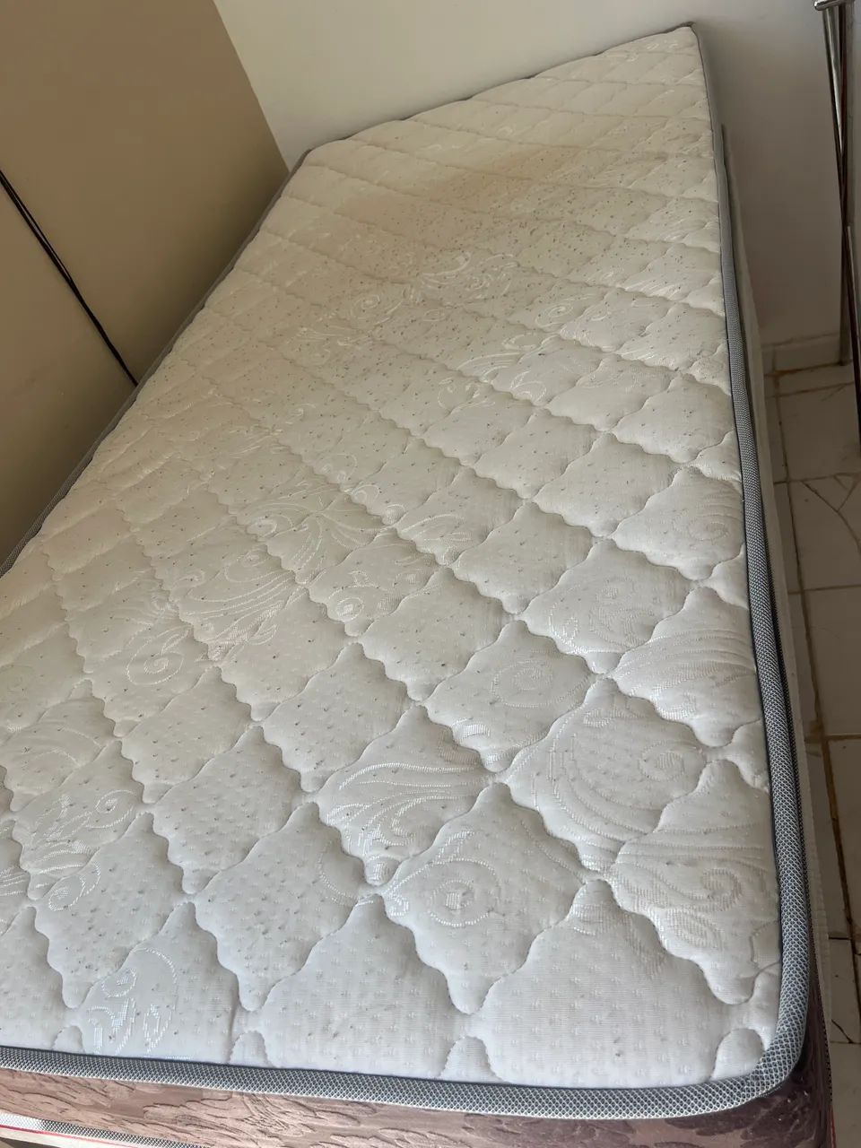 Vende-se colchão e cama. 