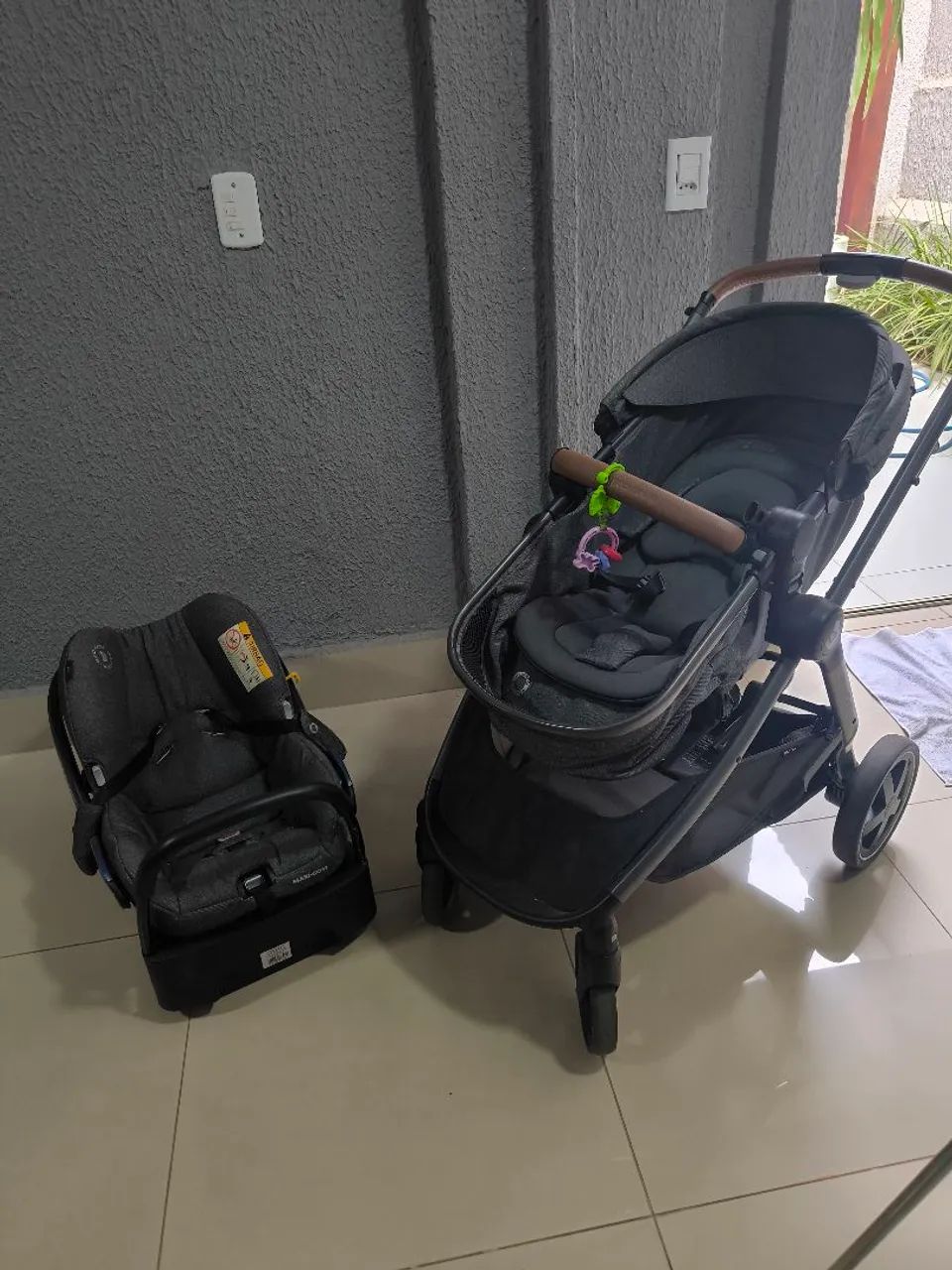 Carrinho de bebê e bebê conforto 