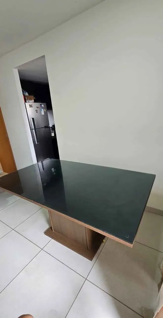 Mesa de jantar retangular com tampo de vidro 