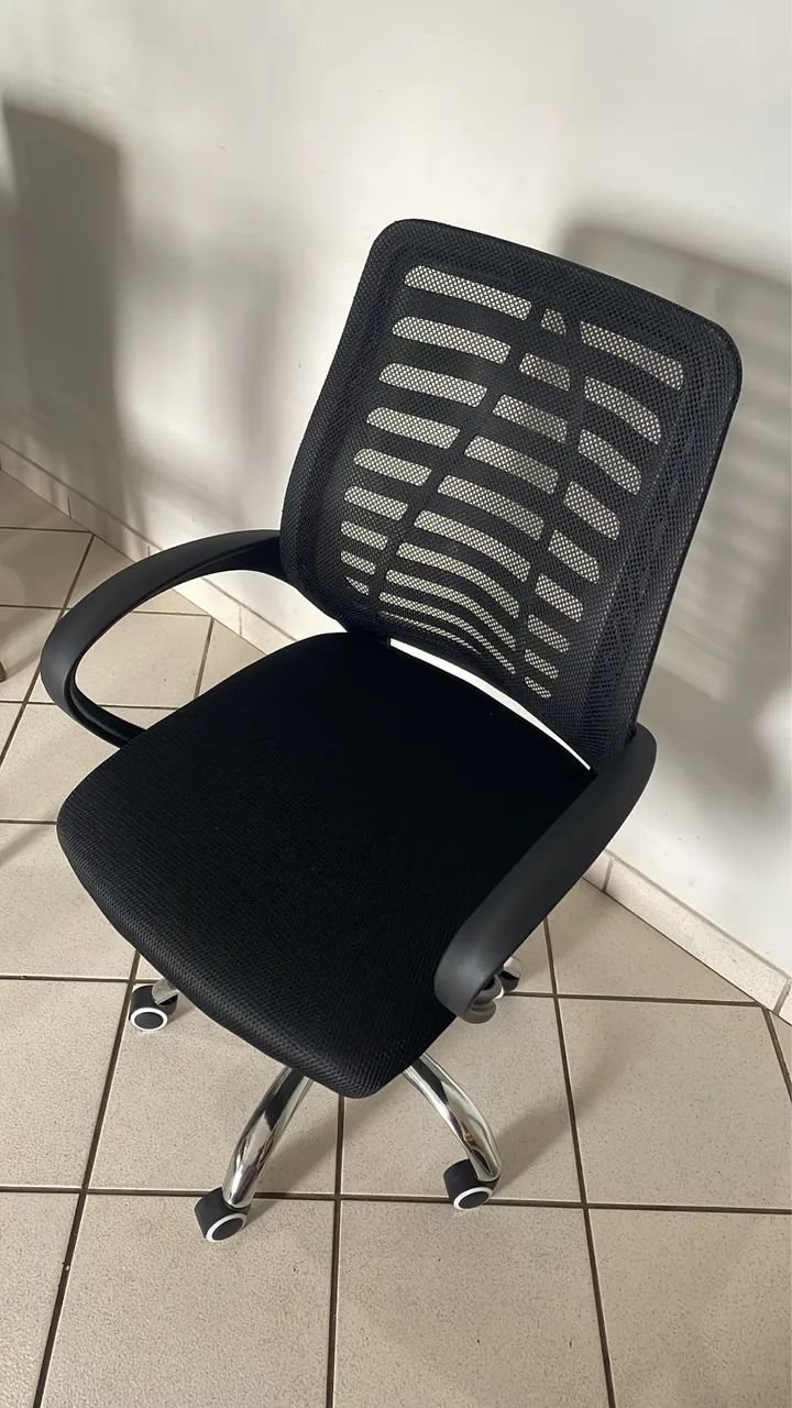 1 Cadeira de escritório giratória semi nova preta apenas 200,00 - Foto 5