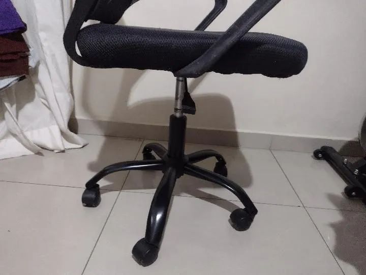 Cadeira preta de escritório ajustável  - Foto 3
