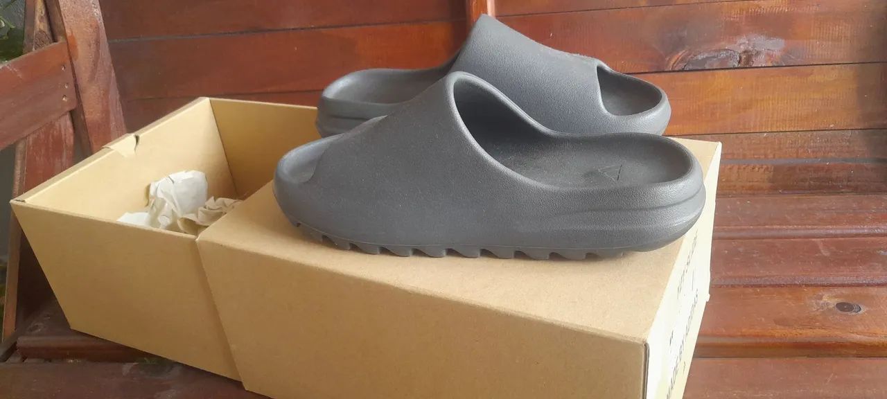 Yeezy slide original tamanho 41 cinza - Foto 3