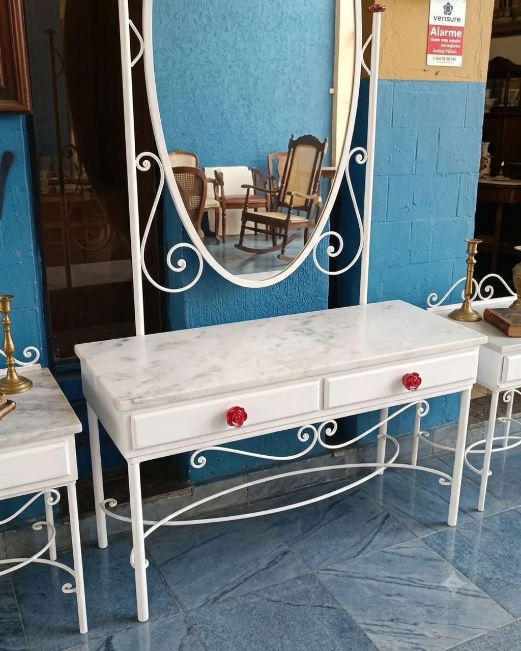 Penteadeira antiga em ferro e mármore + 2 mesinhas de cabeceira  - Foto 5