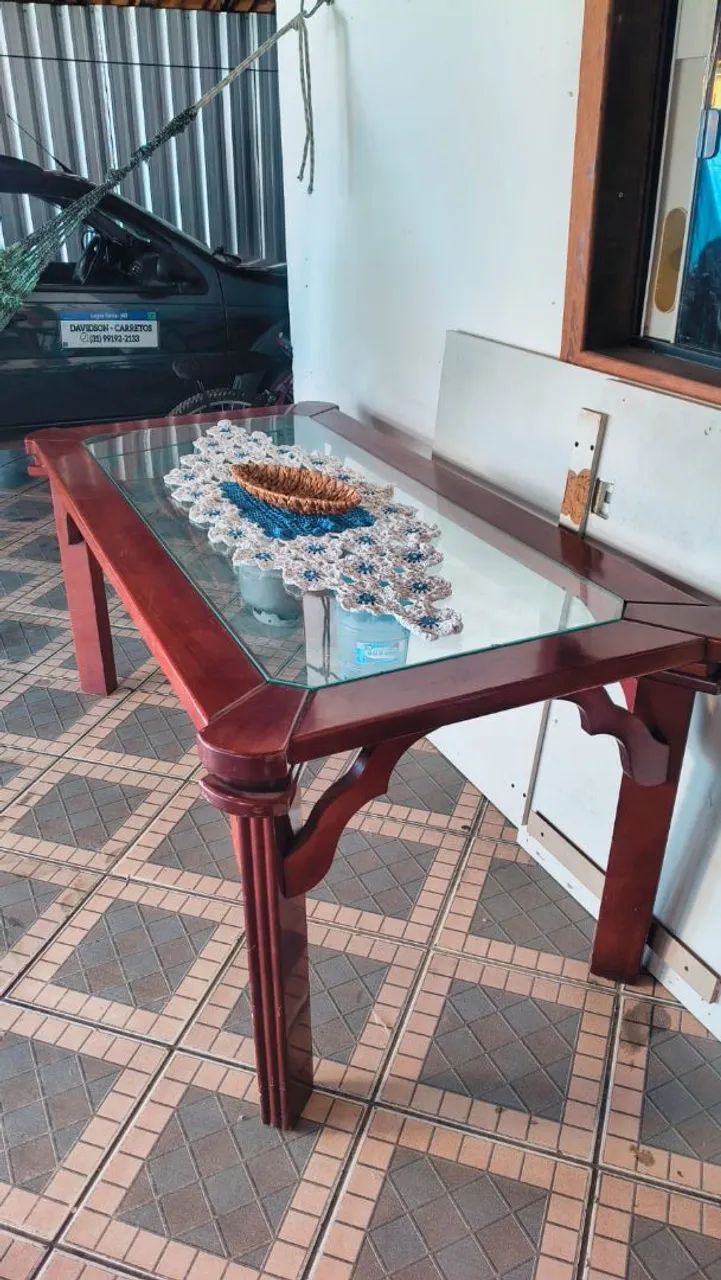 Mesa de madeira com tampo de vidro 