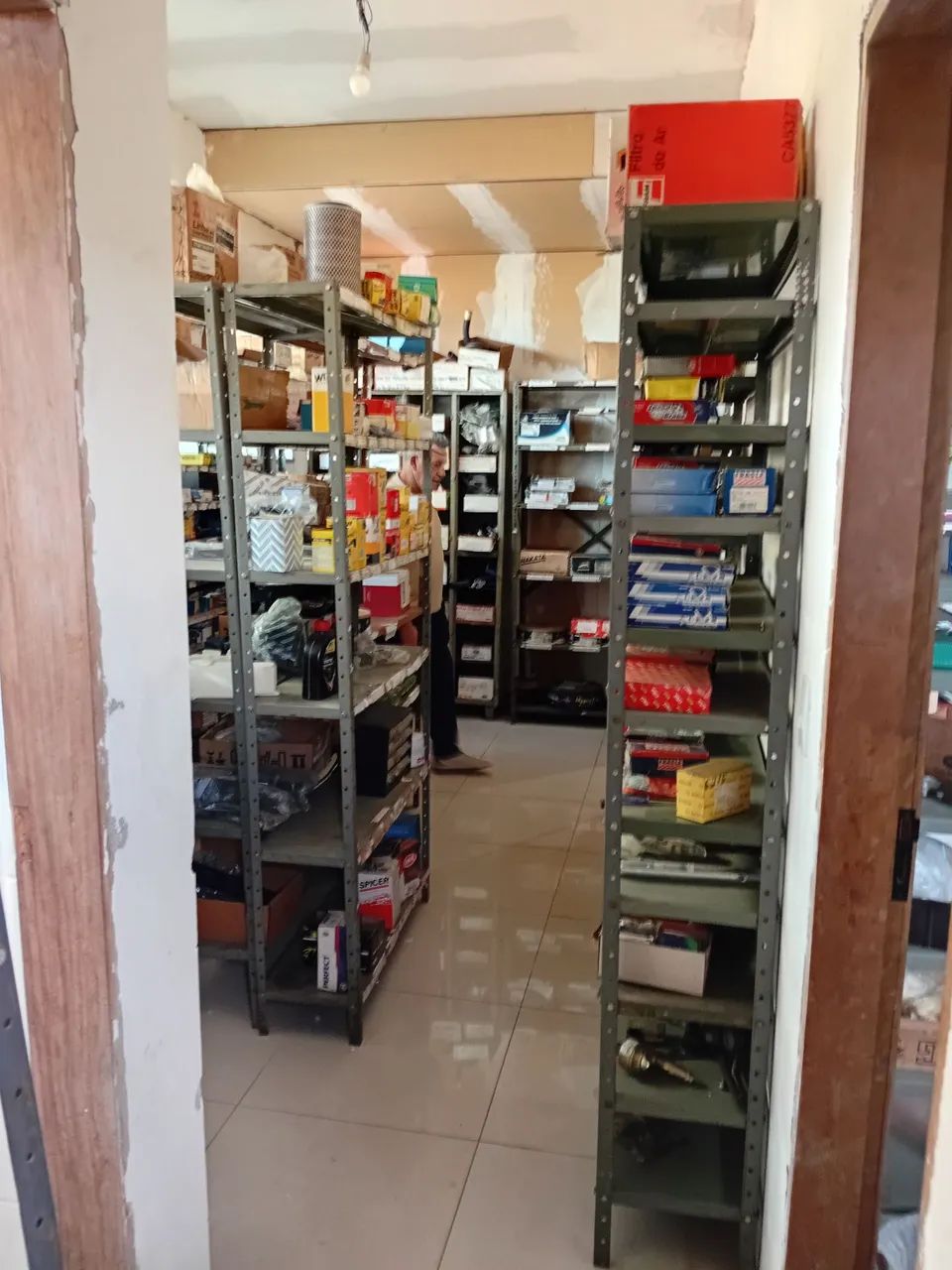 Fenda de fundo de loja de peças automotivas  - Foto 3