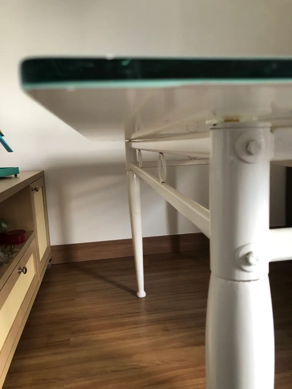 Mesa tampo de vidro, pés de madeira  - Foto 4