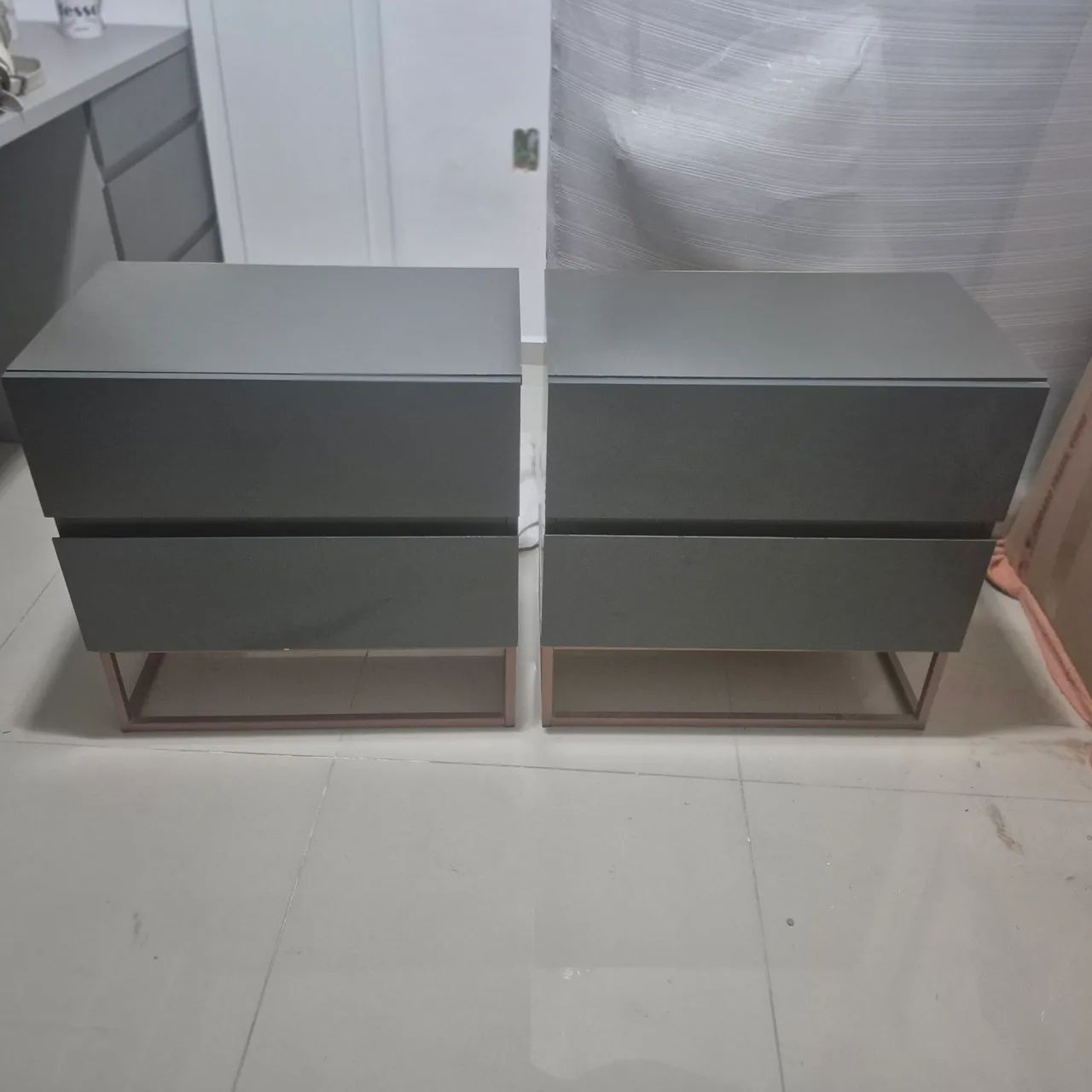 2 Mesa de Cabeceiras cinzas com base em ferro bronze  - Foto 2