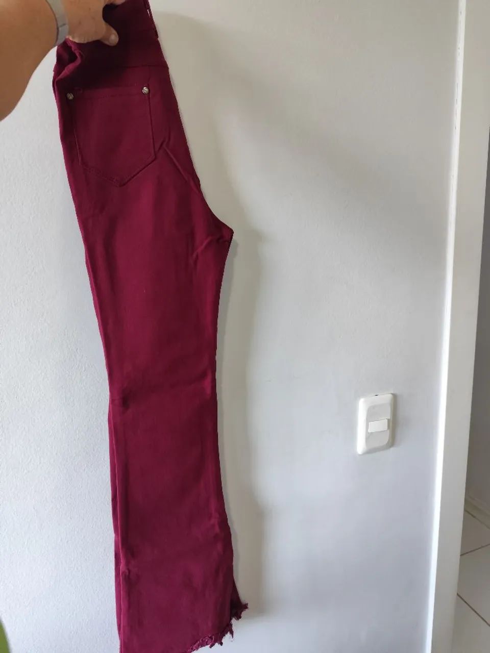 DESAPEGO Calça sarja com lycra tamanho M cor marsala - Foto 2