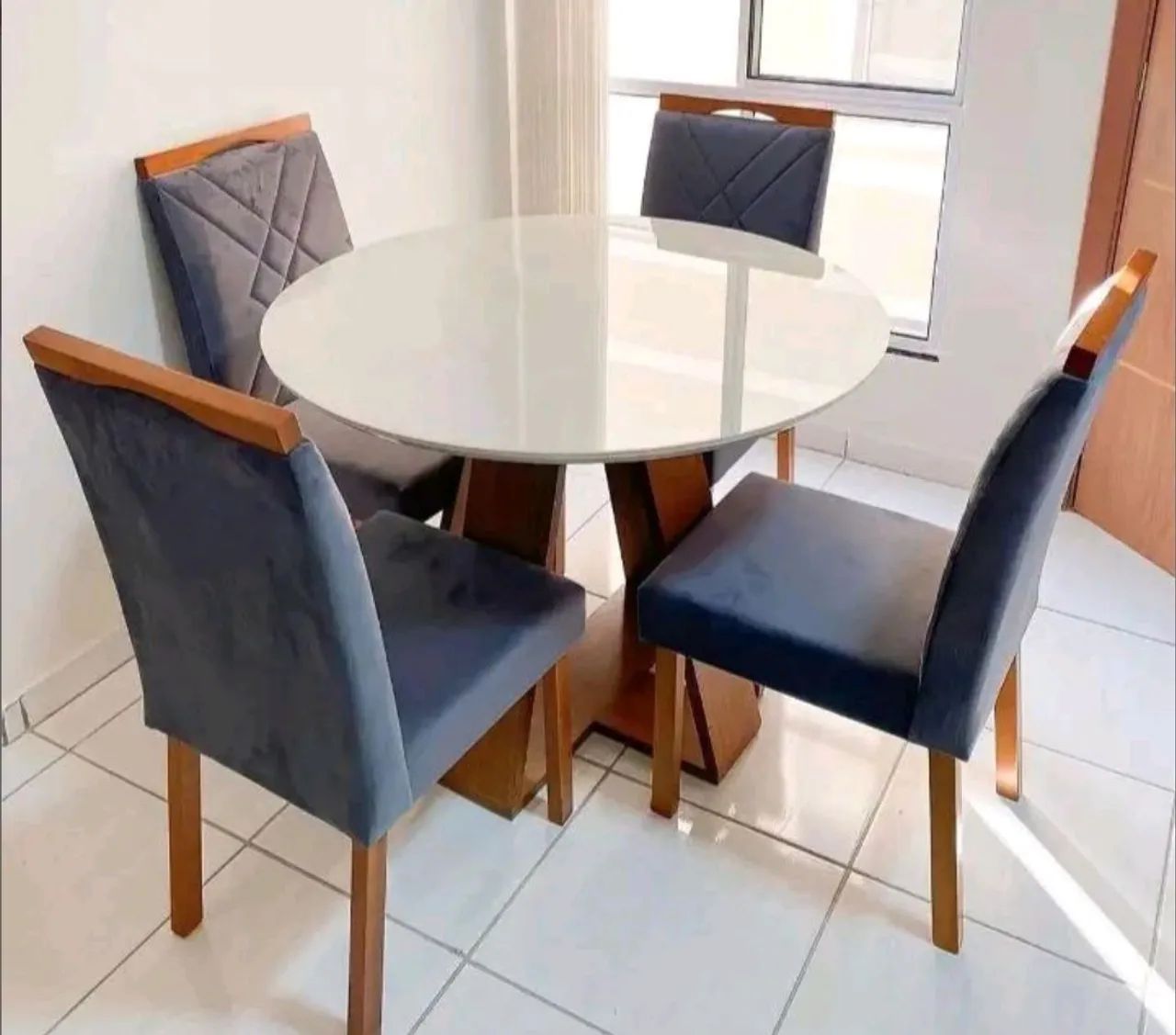 Mesa de jantar redonda com vidro mercúrio 
