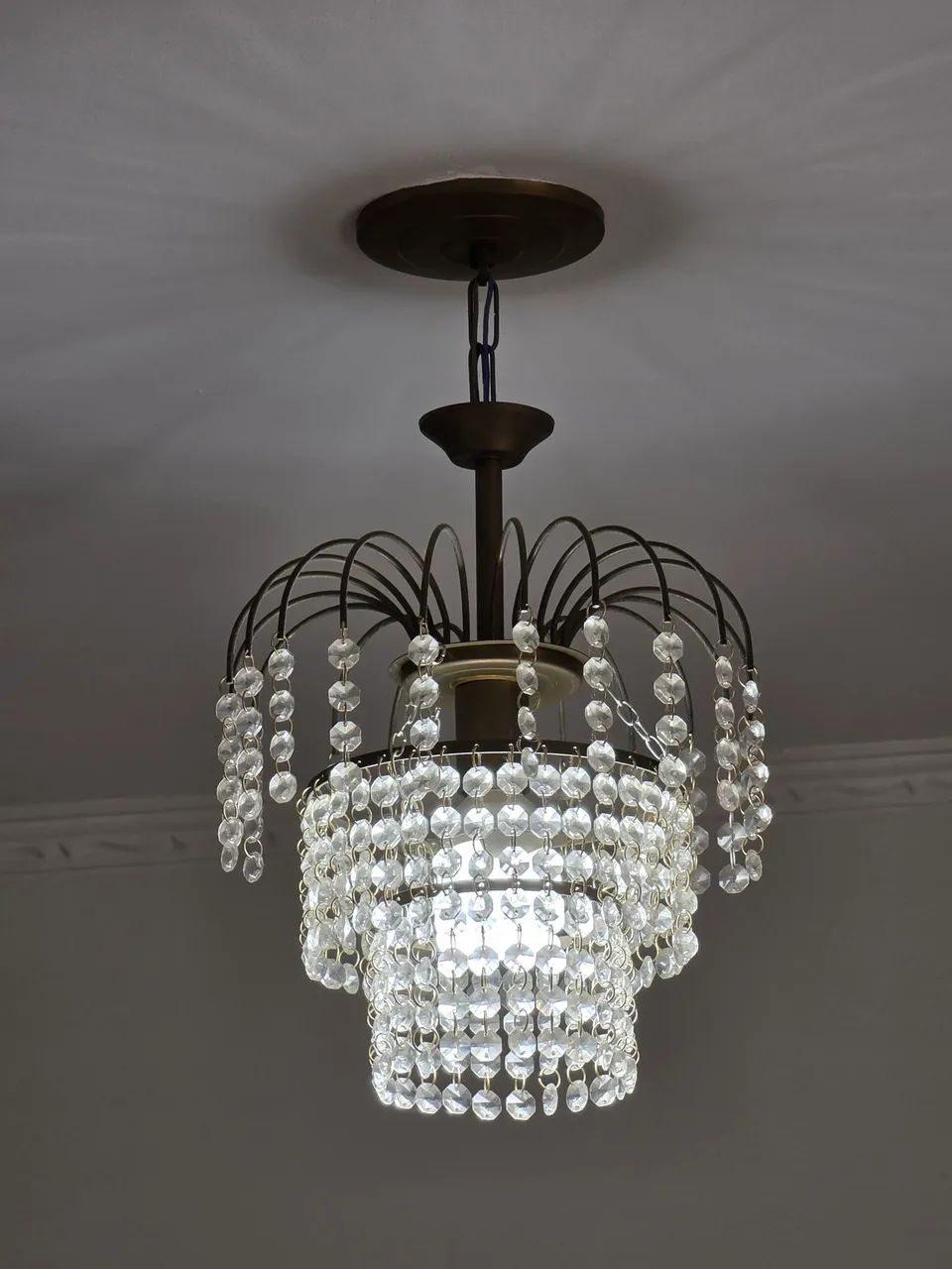 Dois lustres com pedras cristal