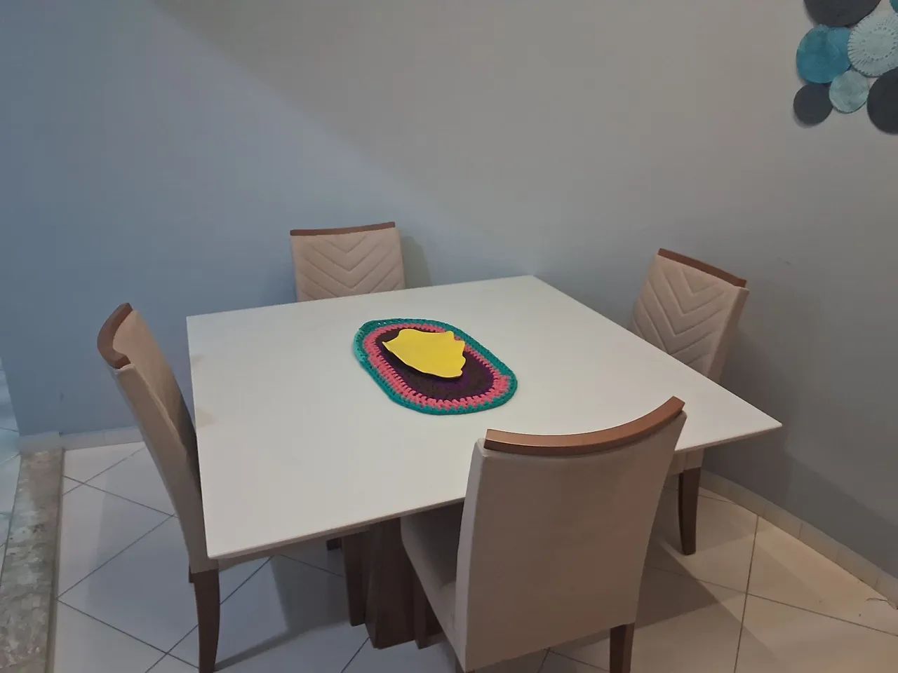 Mesa de jantar com 4 cadeiras