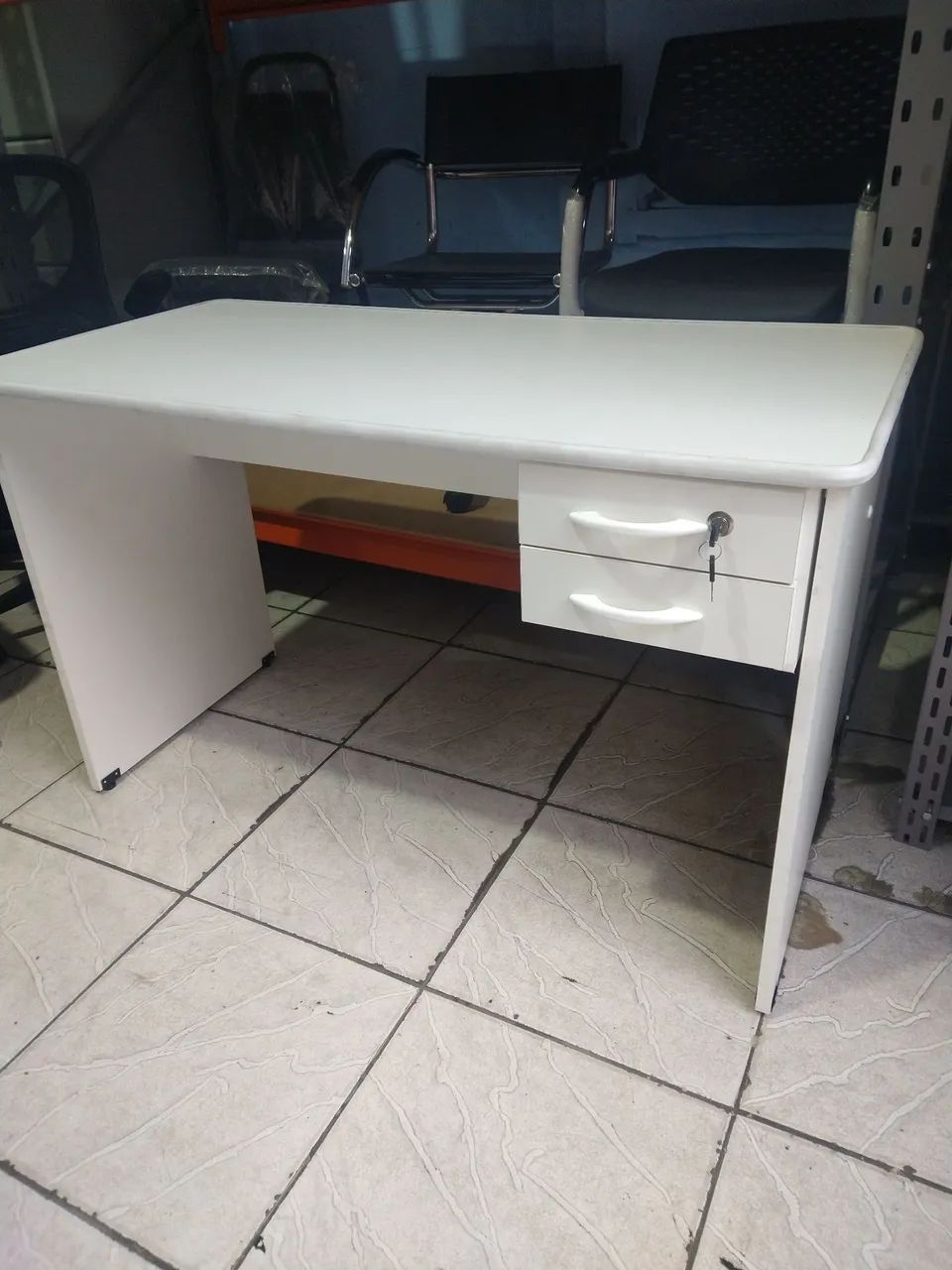 Mesa reta com gavetas NOVA  - Foto 2
