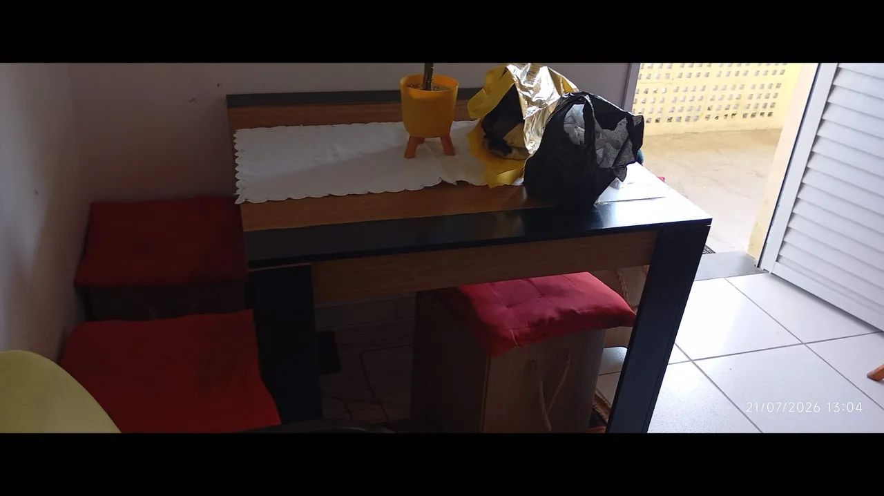 Mesa com 4 banquinhos 