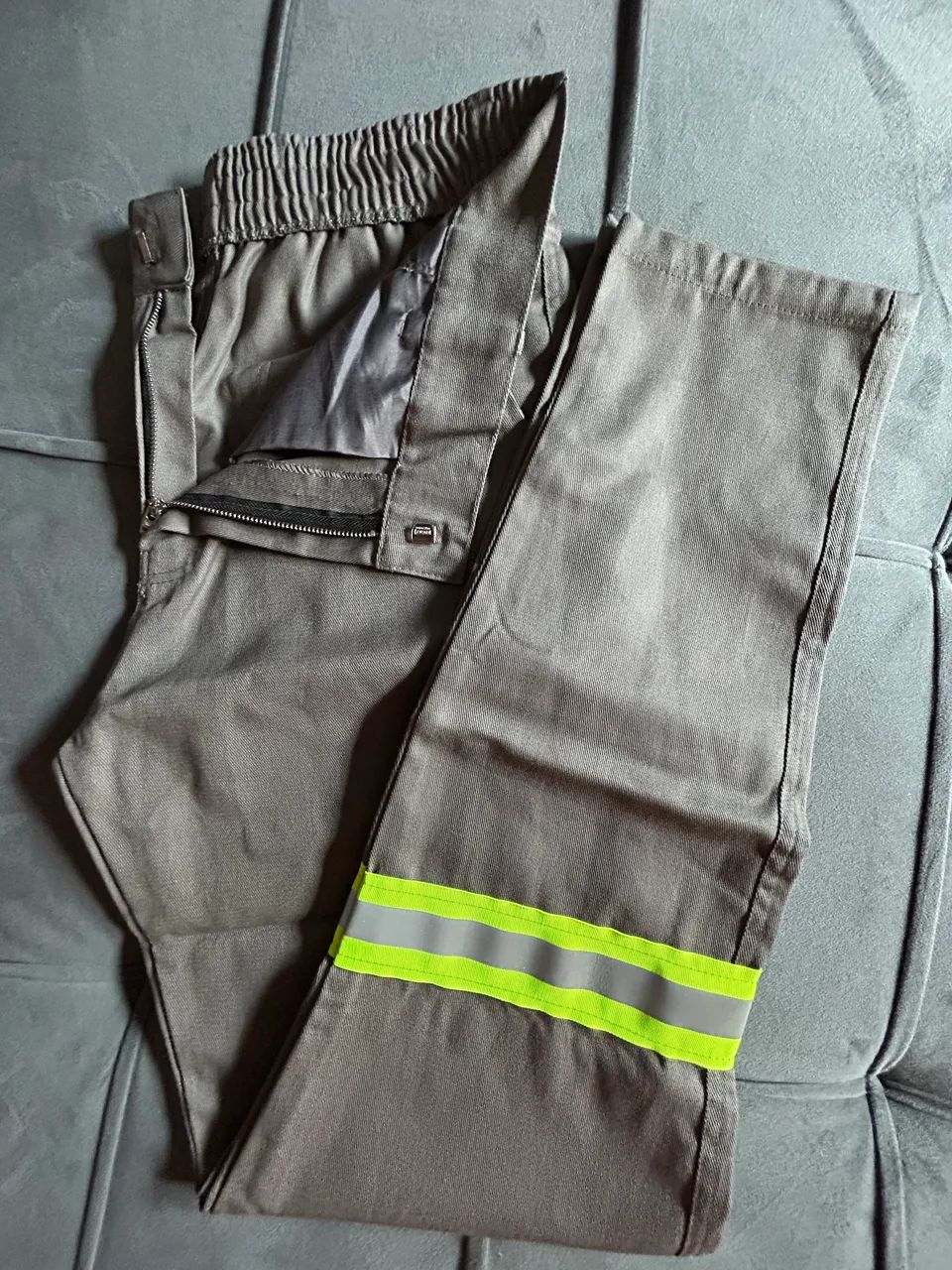 Calça de Uniforme Profissional Nova em Brim 100% Algodão com Faixa Refletiva - Foto 3