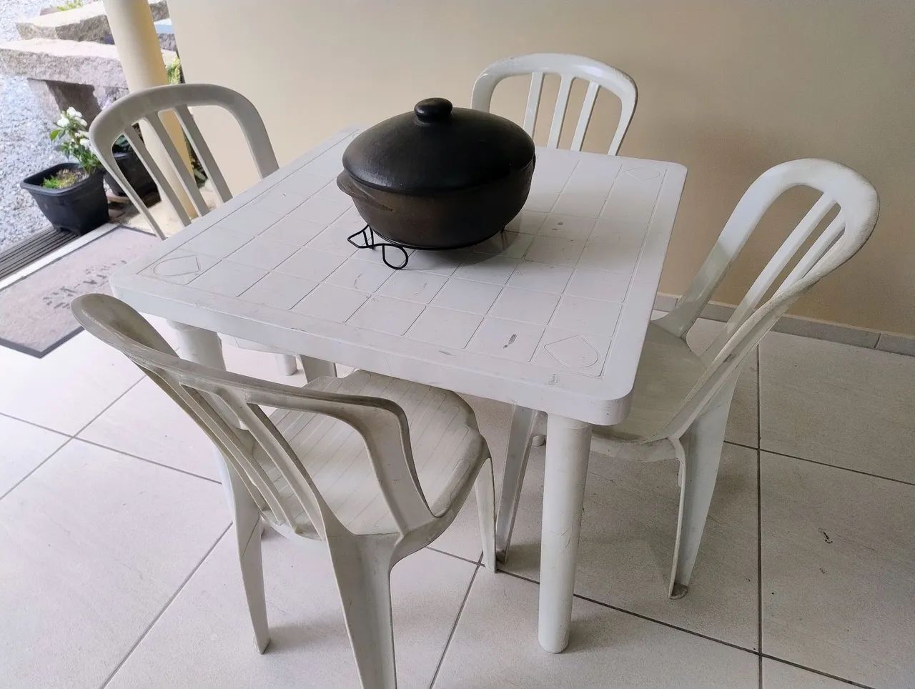 Vendo conjunto de mesa com cadeiras ( plástico) - Foto 2