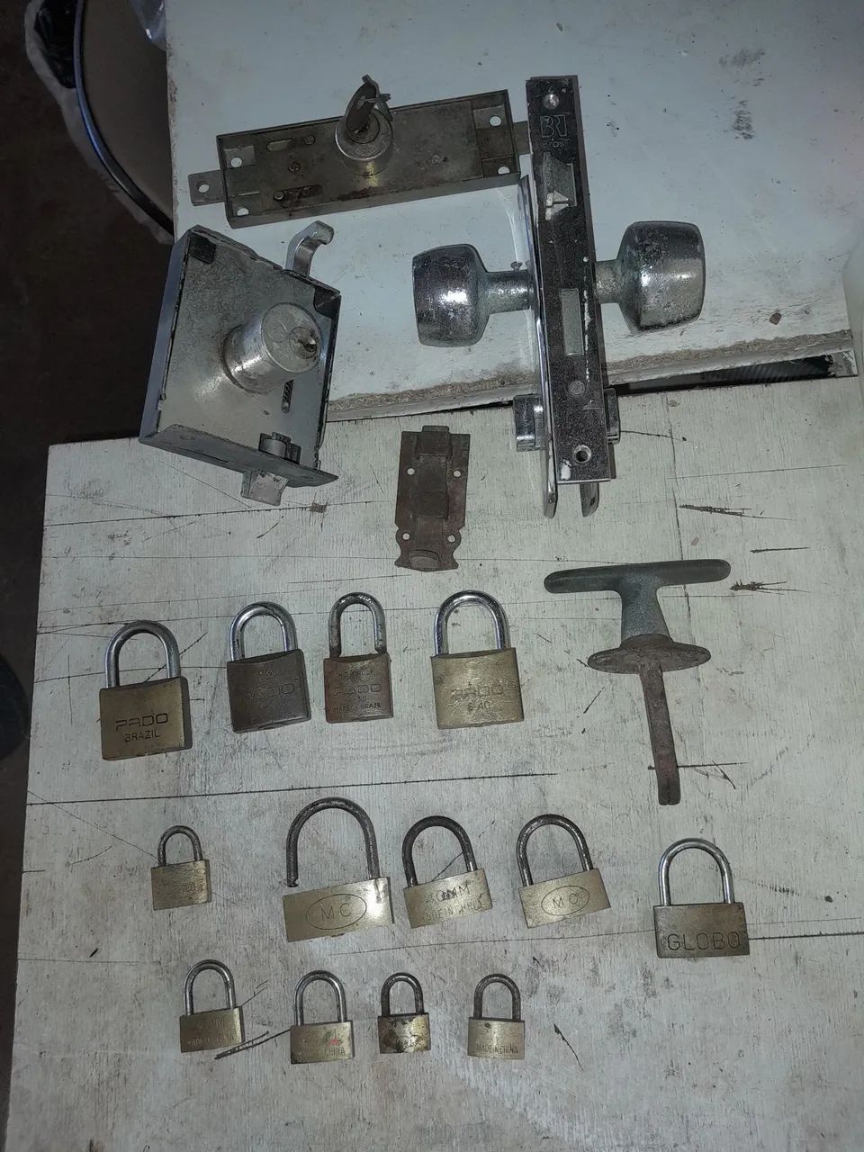 Lote com cadeados e fechaduras antigas  - Foto 2
